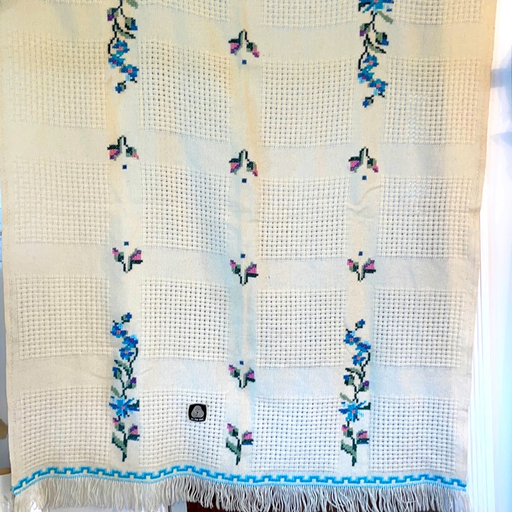 🌸Vintage embroidered wool blanket 🌸
